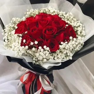 წითელი ვარდები (15ც) გიფსოფილებთან ერთად