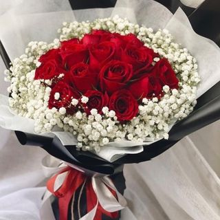 წითელი ვარდები (15ც) გიფსოფილებთან ერთად