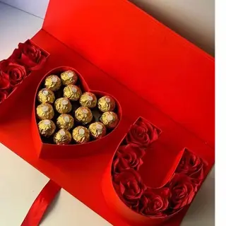 ბოქსი წითელი ვარდებით და როშენის შოკოლადით