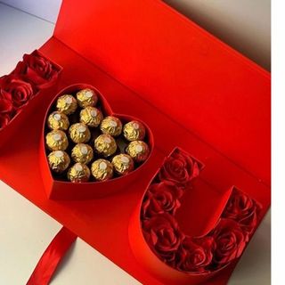 ბოქსი წითელი ვარდებით და როშენის შოკოლადით