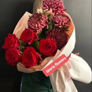 ქრიზანთემები და წითელი ვარდის თაიგული