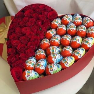 კომპოზიცია წითელი ვარდებით 20ცალი დაქინდერ შოკოლადით