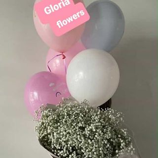 გიფსოფილების თაიგული ბურთებთან ერთად