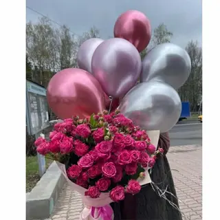 სპრეი ვარდების თაიგული ბურთებთან ერთად
