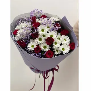 წითელი ვარდები და ქრიზანთემები