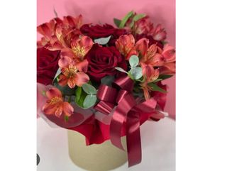 ასტრომერიების და წითელი ვარდების ბოქსი