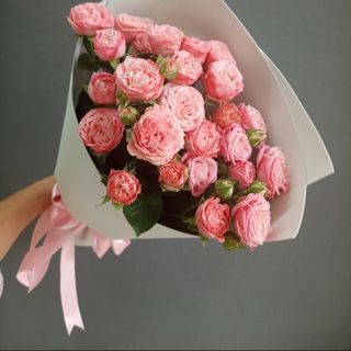 ვარდისფერი სპრეი ვარდები