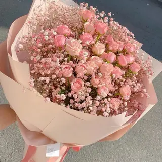 სპრეი ვარდების და გიფსოფილების თაიგული