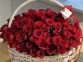 წითელი ვარდები (50 ც) კალათში