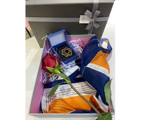 სასაჩუქრე ნაკრები ვარდი,ბროში,შარფი