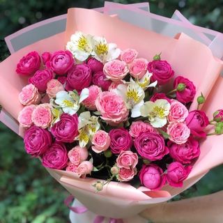 სპრეი ვარდების და ასტრომერიების თაიგული