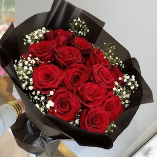წითელი ვარდები (10ც) გიფსოფილებთან ერთად