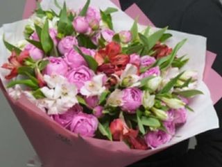 ვარდები და ასტრომერიების თაიგული