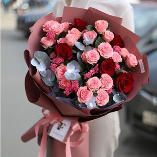 წითელი და სპრეი ვარდების მიქსი