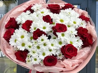 ქრიზანთემების და წითელი ვარდების თაიგული