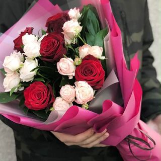 წითელი და სპრეი ვარდების მიქს თაიგული