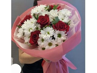 ქრიზანთემების და წითელი ვარდების თაიგული