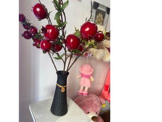 ლარნაკი დეკორატიულ ბროწეულებთან ერთად