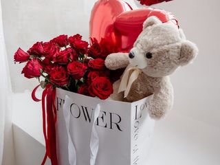 წითელი ვარდები (10ც)ჰელიუმის გულები და დათუნია