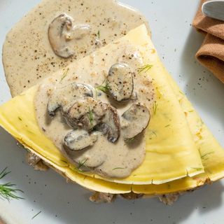 Crepe with mushroom, chicken and garlic sauce/Блин с грибами, курицей и чесночным соусом
