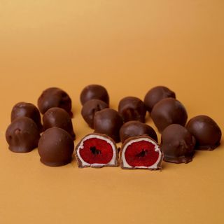 ალუბალი რძიან და თეთრ შოკოლადში