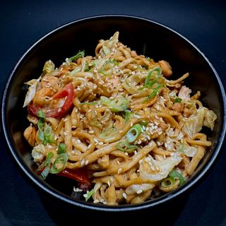 Udon with salmon in oyster cream sauce