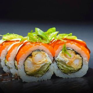 Roll with shrimp tempura and salmon