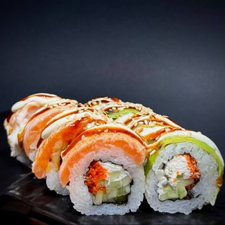 Roll with seared salmon and avocado