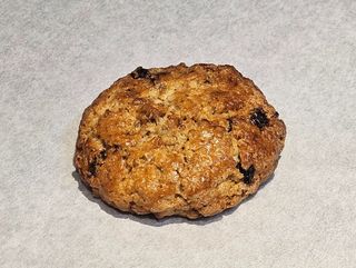 ამერიკული ორცხობილა ქიშმიშით და ნიგოზით