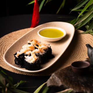 Roll with shrimp and kiwi sause