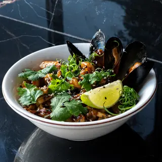 Eggs noodles with seafood