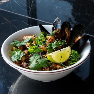 Eggs noodles with seafood