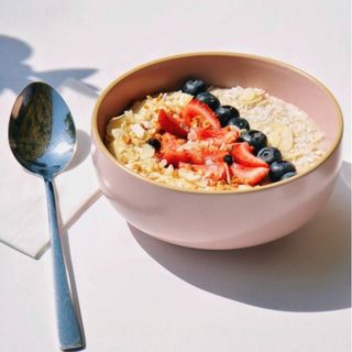 Oatmeal with lactose-free milk, fruit, banana, granola