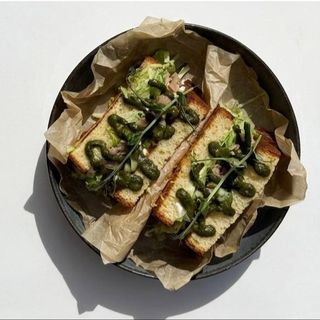 Toast with tuna & tarragon sauce