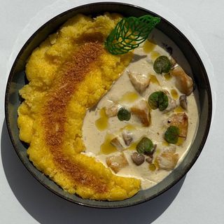 Polenta with chicken & mushroom sauce