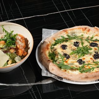 პიცა და სალათი