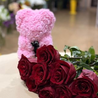 ვარდები და ხელნაკეთი დათუნია