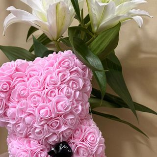 ლილიას ტოტი და ხელნაკეთი დათუნია