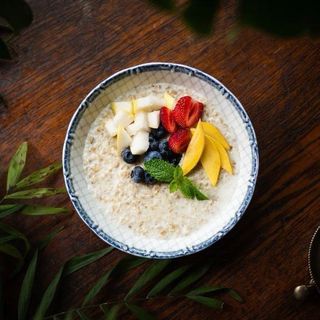 შვრიის ფაფა, ხილით, თხილეულით და ცუკატებით