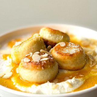 Syrniki with sour cream and mango-maracuja