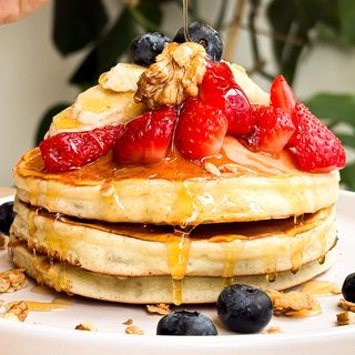 პანქეიქები თაფლით, ბანანითა და მარწყვით