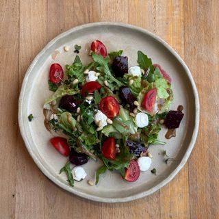 Salad with baked beets