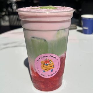 Strawberry matcha latte 