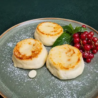 Syrniki with banana