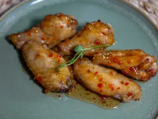 Chicken wings in sweet-chili sauce