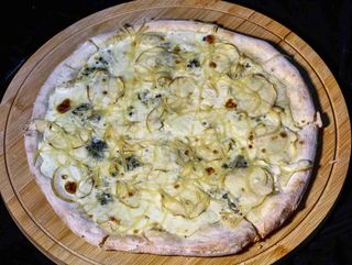 Pizza gorgonzola pear