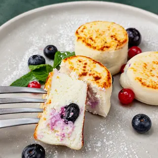 Syrniki with blueberries