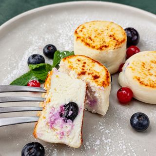 Syrniki with blueberries