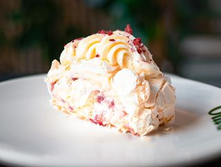 Meringue rasberry roll