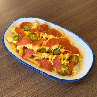 ფრი ყველის სოუსით,ჰალაპენიოთი და პეპერინით